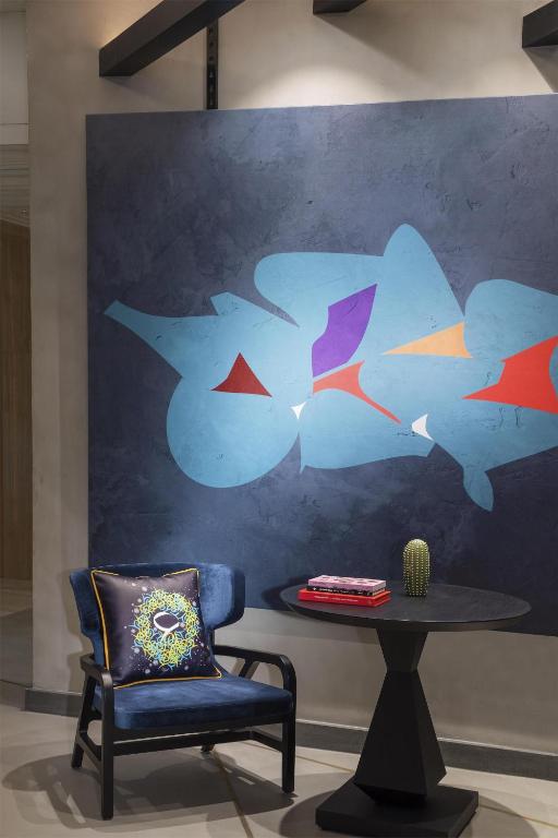 Andaz Dubai The Palm mākslinieciska atpūtas zona ar krāsainu gleznu.