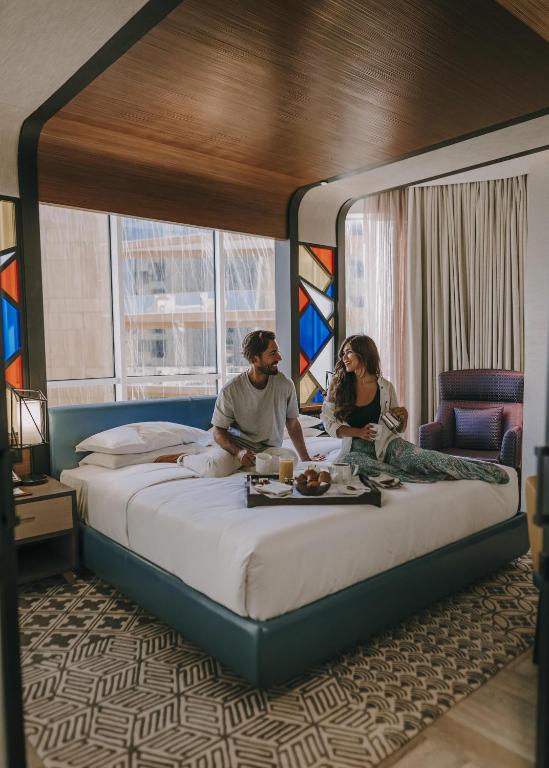 Numurs Andaz Dubai The Palm ar brokastīm gultā