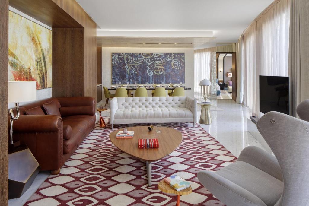 Elegants Andaz Dubai The Palm numurs ar modernu interjeru.