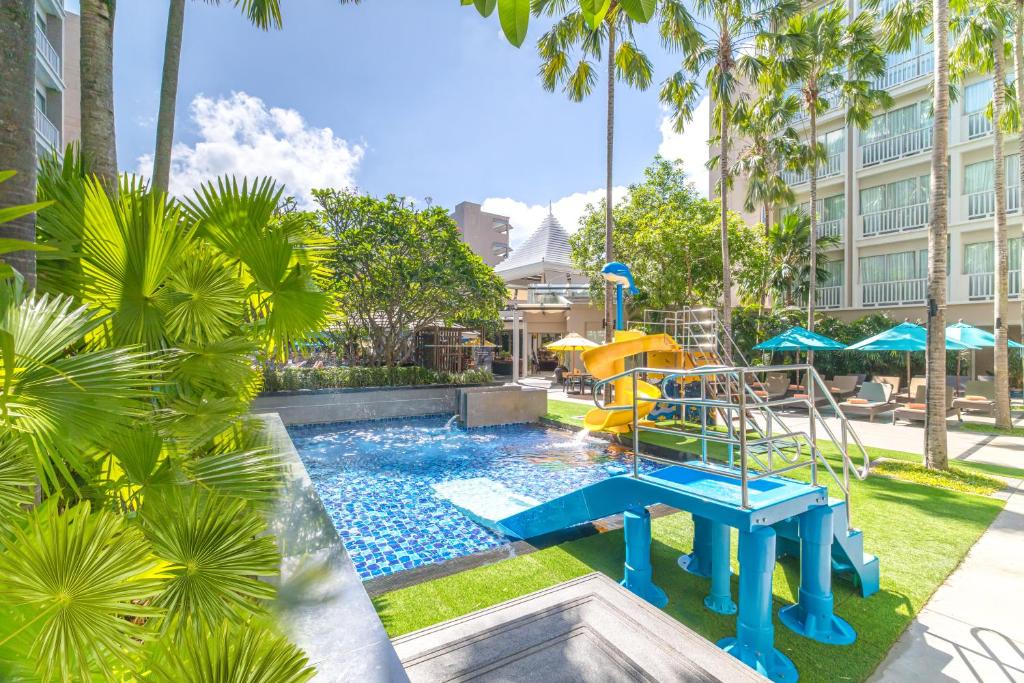Bērnu baseins ar slidkalniņu pie Grand Mercure Phuket Patong.