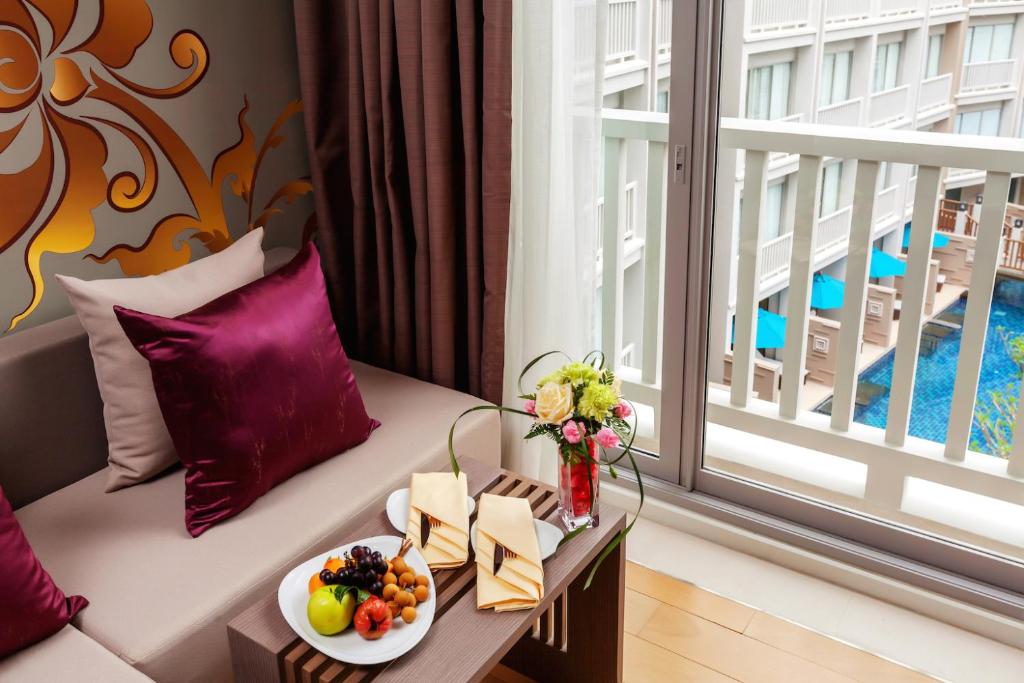 Maltītes un augļi uz galda Grand Mercure Phuket Patong numurā