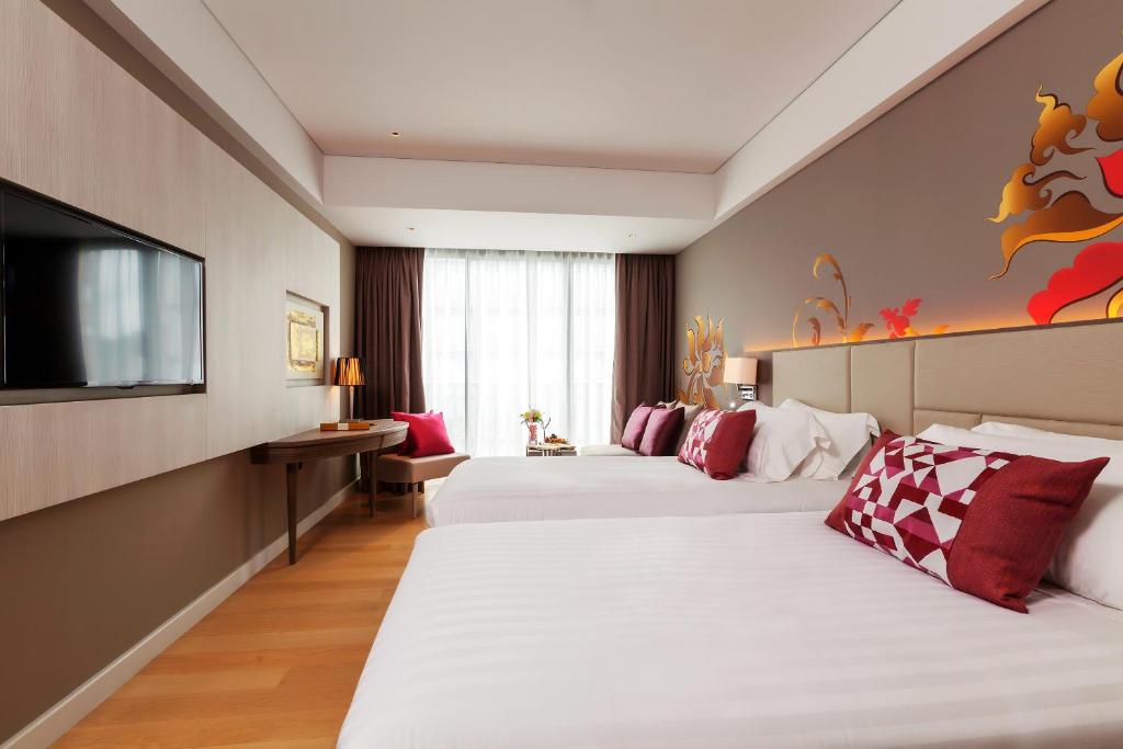 Divvietīgs numurs Grand Mercure Phuket Patong ar modernu interjeru un televizoru.
