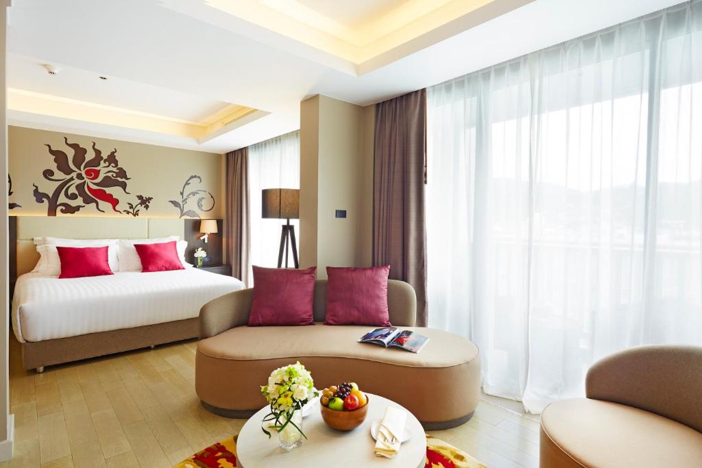 Mūsdienīgs numurs Grand Mercure Phuket Patong ar elegantu interjeru un skatu