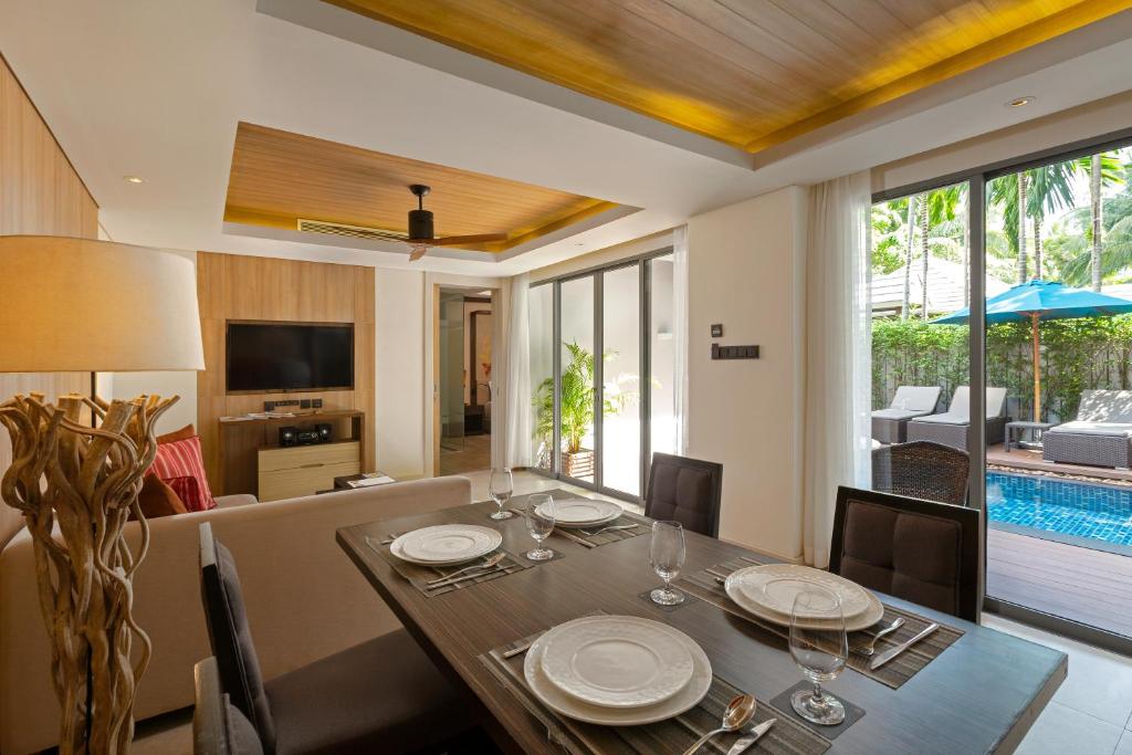 Mūsdienīgs dzīvojamais numurs Grand Mercure Phuket Patong ar skatu uz baseinu.