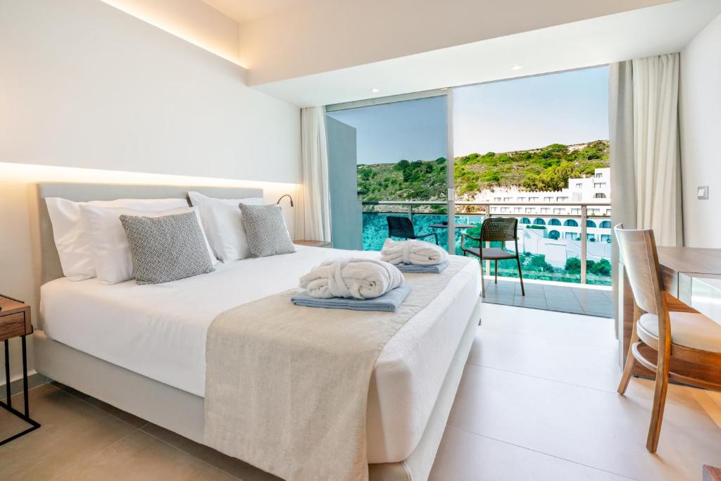 Moderns numurs viesnīcā Calypso Beach ar skatu uz piekrasti