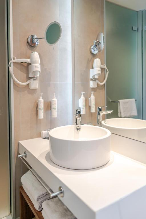 Mūsdienīga vannas istaba ar elegantu izskatu Calypso Beach