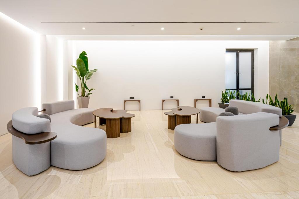 Mūsdienīgs atpūtas stūris Calypso Beach viesnīcā, ērti dīvāni un galdi.