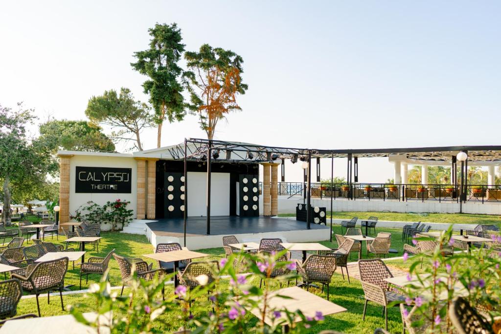 Kalypso Beach teātris ar āra sēdvietām un zaļo vidi