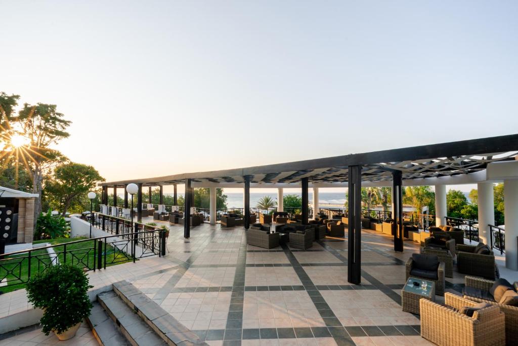 Atpūtas zona pie viesnīcas Calypso Beach ar skatu uz jūru