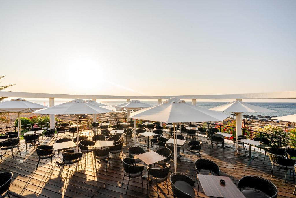 Kalypso Beach restorāns ar terasi piekrastē, saulains skats