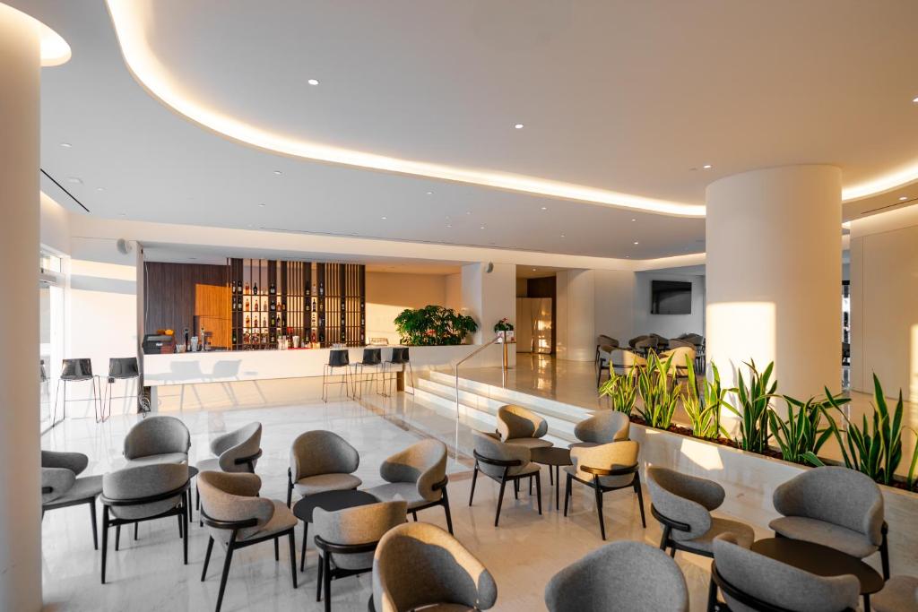 Mūsdienīgs un elegants vestibilis viesnīcā Calypso Beach ar bāru un sēdvietām.