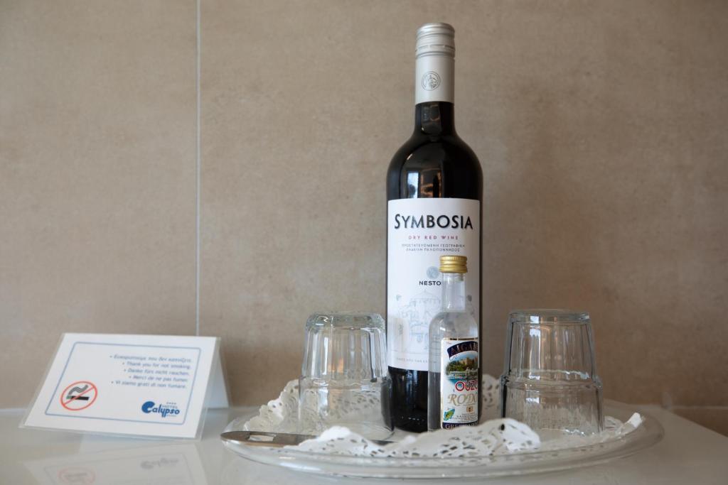 Kalypso Beach viesnīcā pieejams sarkanais vīns un dzērieni.