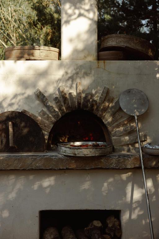 Tradicionāla akmens krāsns Phāea Cretan Malia, gatavojot ēdienus.