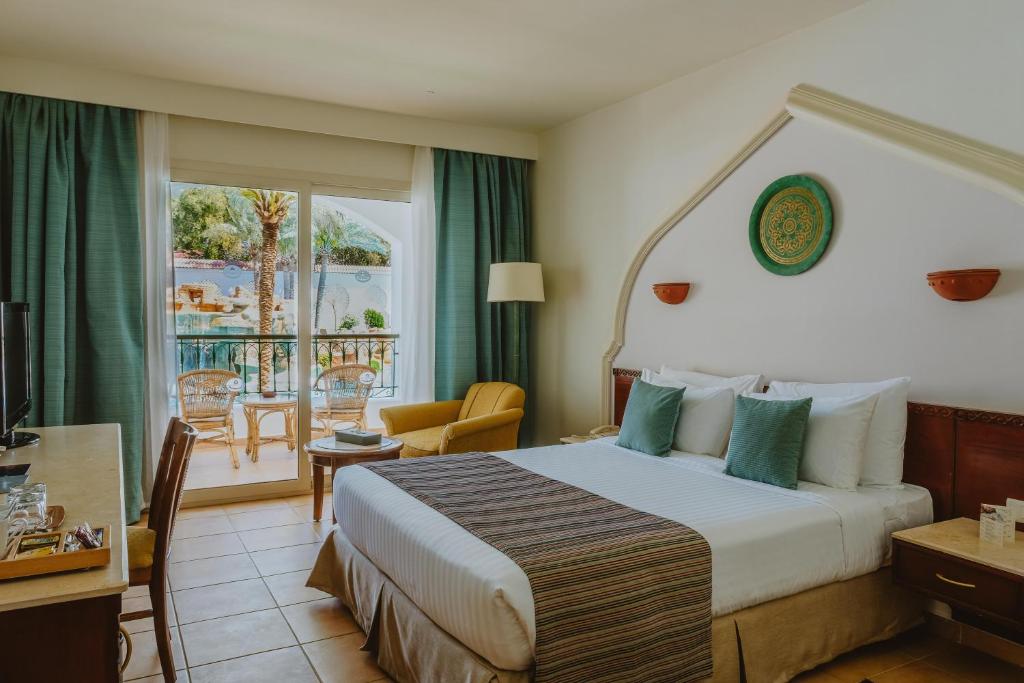 Numurs ar skatu uz baseinu viesnīcā Baron Palms Resort