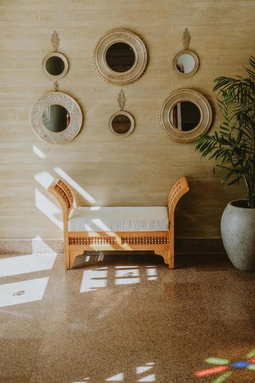 Skaista sēdvieta ar spoguļiem pie sienas Baron Palms Resort