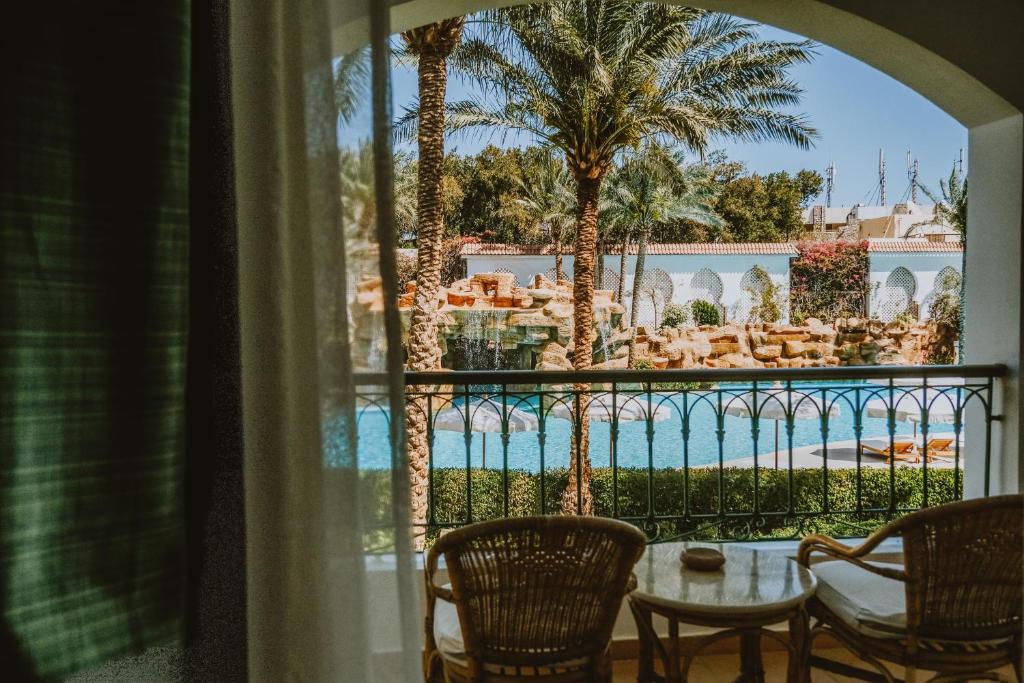 Skats no numura uz baseinu un palmu dārzu pie Baron Palms Resort.