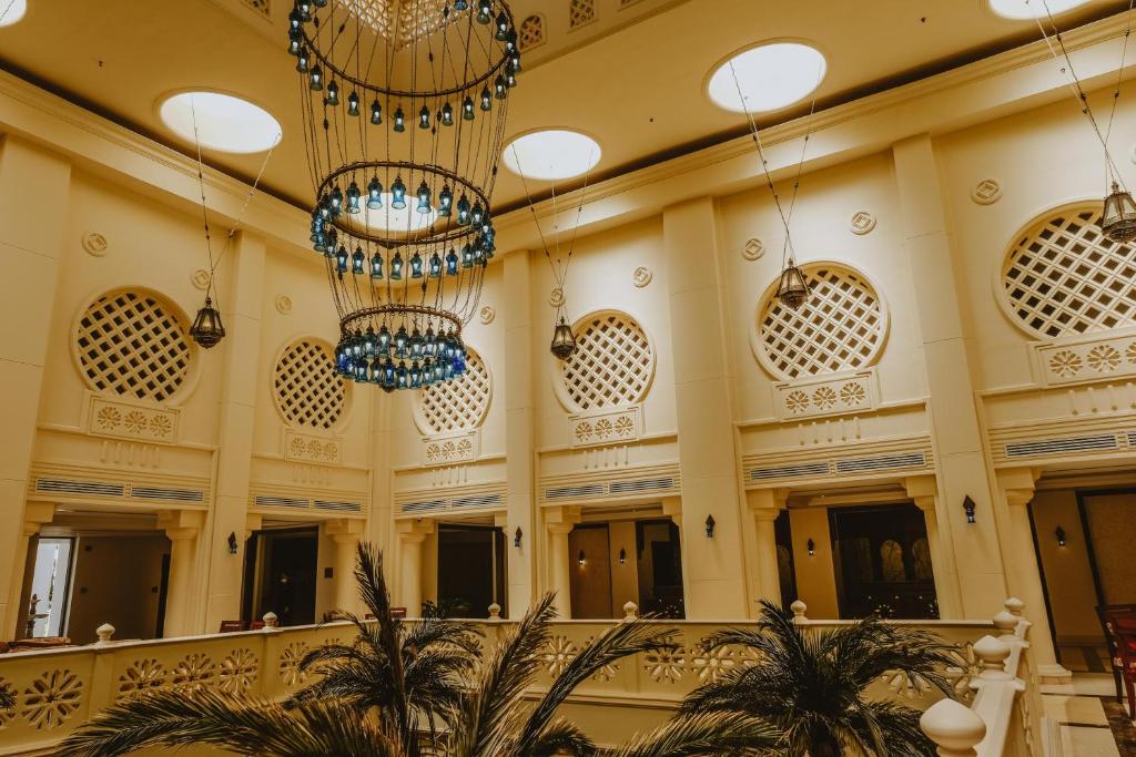 Elegants interjers ar izsmalcinātu lustras apgaismojumu Baron Palms Resort