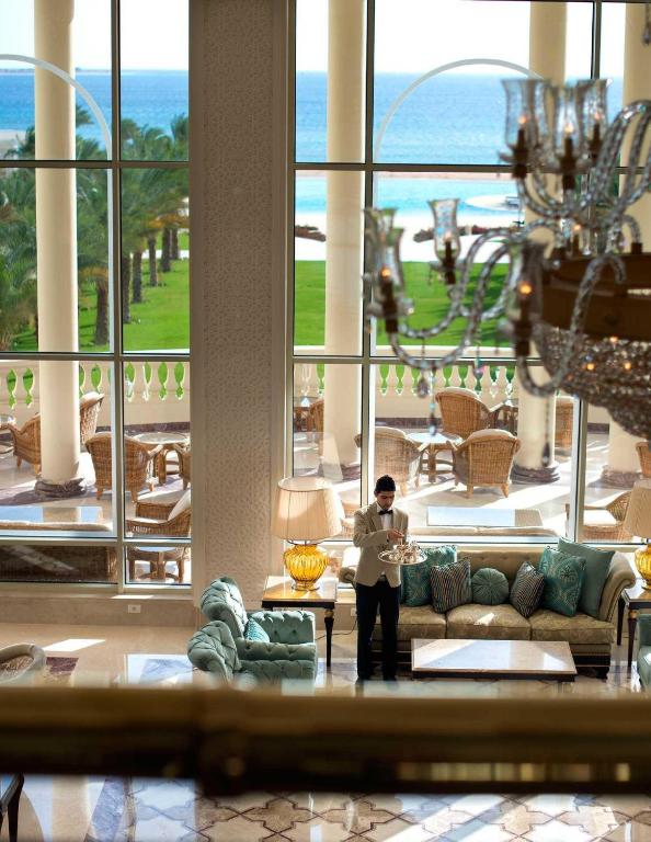 Baron Palace Sahl Hasheesh grezna viesnīcas foajē ar skatu uz jūru.