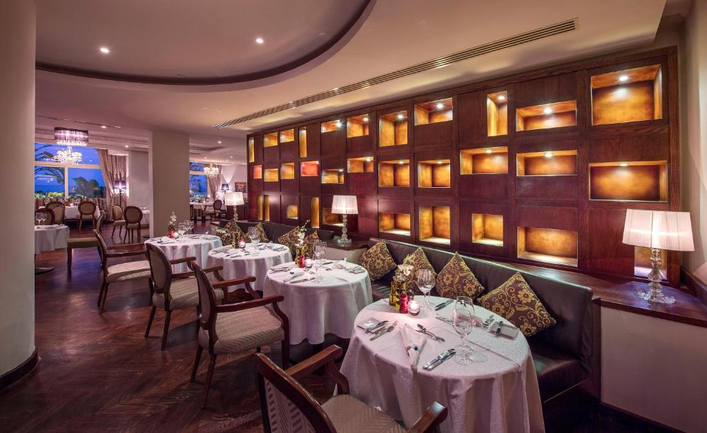 Elegants restorāns Baron Palace Sahl Hasheesh ar romantisku apgaismojumu.