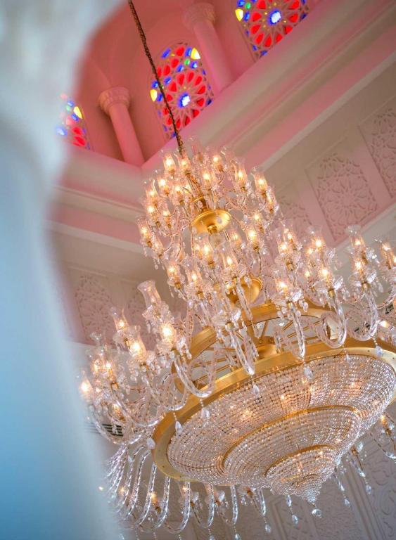 Lielais kristāla lustra pie Baron Palace Sahl Hasheesh