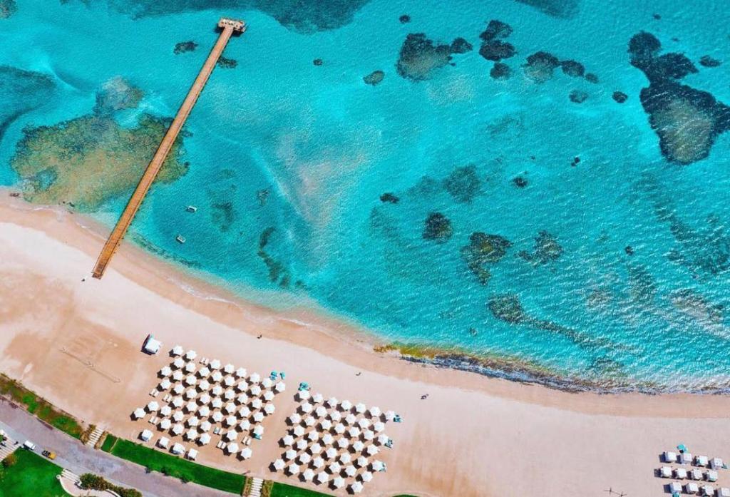 Baron Palace Sahl Hasheesh pludmale ar koka piestātni un sauļošanās krēsliem