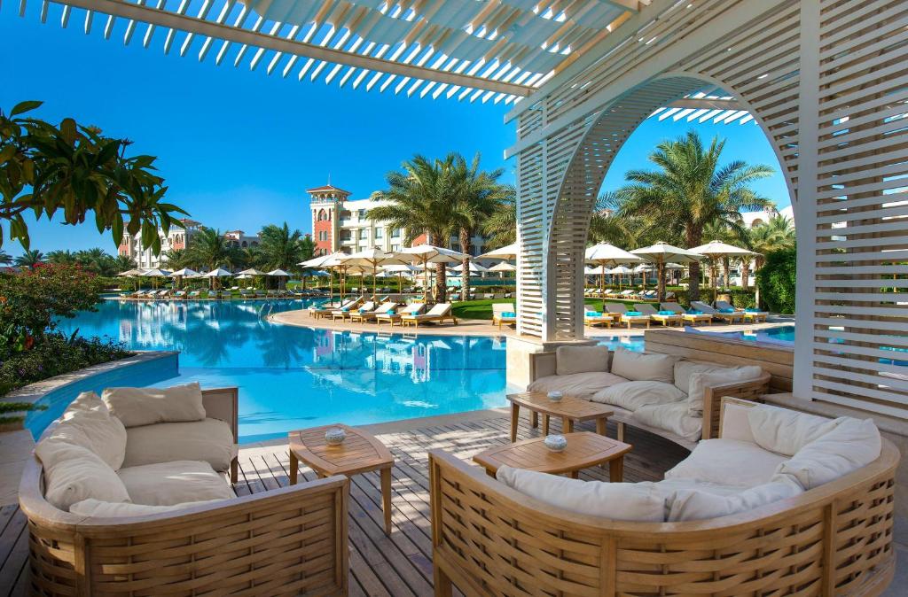 Atpūtas zona pie baseina viesnīcā Baron Palace Sahl Hasheesh.