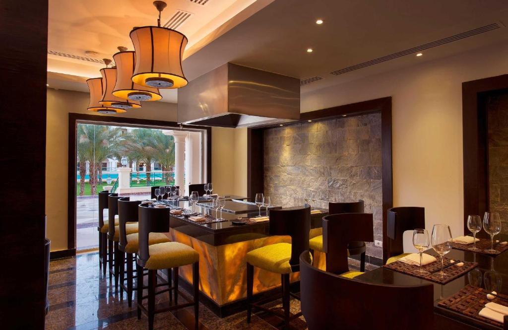 Mūsdienīgs restorāns ar viesnīcas Baron Palace Sahl Hasheesh interjeru.