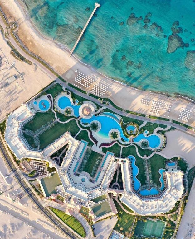 Gaisa skats uz Baron Palace Sahl Hasheesh un piekrastes ūdeņiem