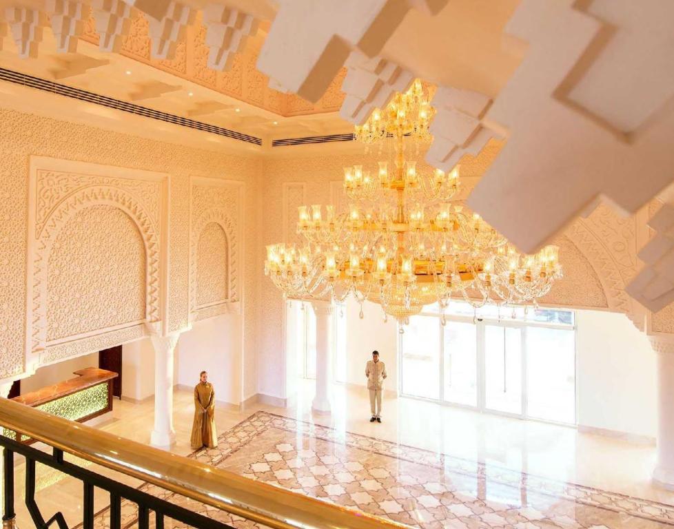 Ieeja viesnīcā Baron Palace Sahl Hasheesh ar greznu lustru.