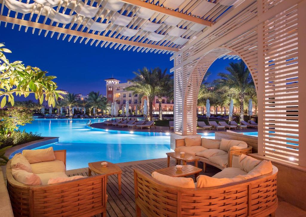 Peldbaseins un atpūtas zona pie Baron Palace Sahl Hasheesh