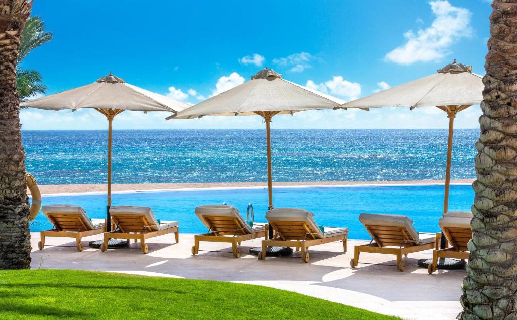 Saulainas sauļošanās krēsli pie Baron Palace Sahl Hasheesh baseina