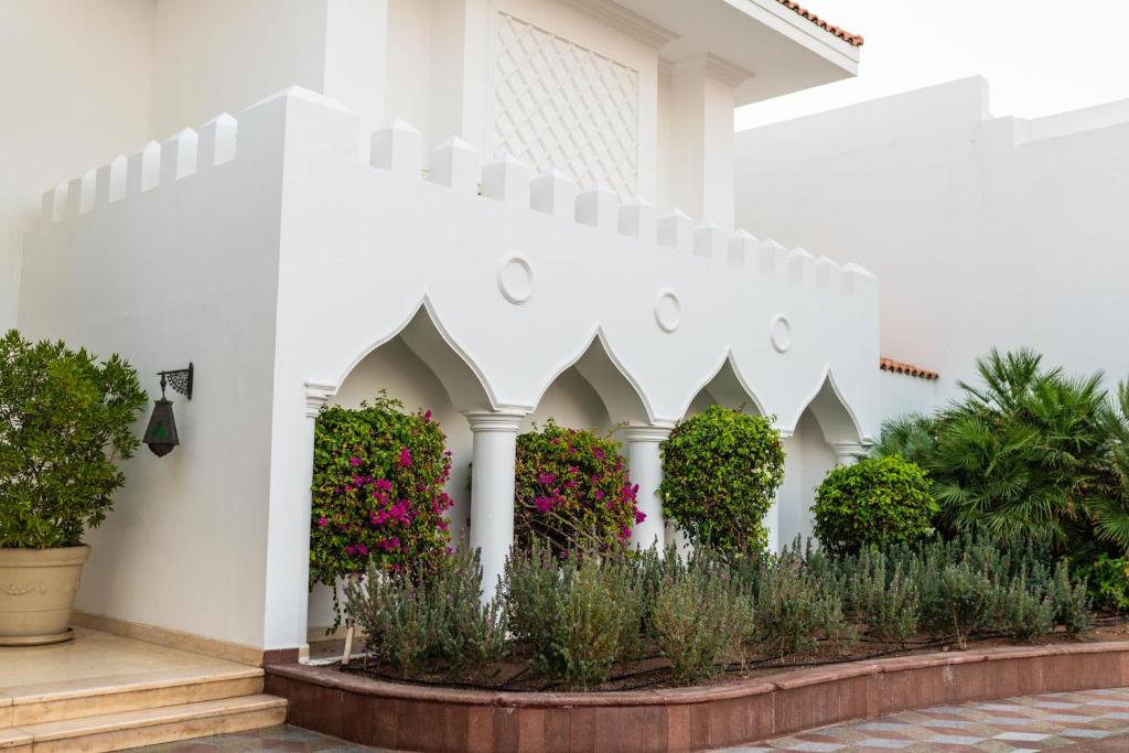 Baron Palms Resort arhitektūras detaļas ar zaļumu un ziediem.