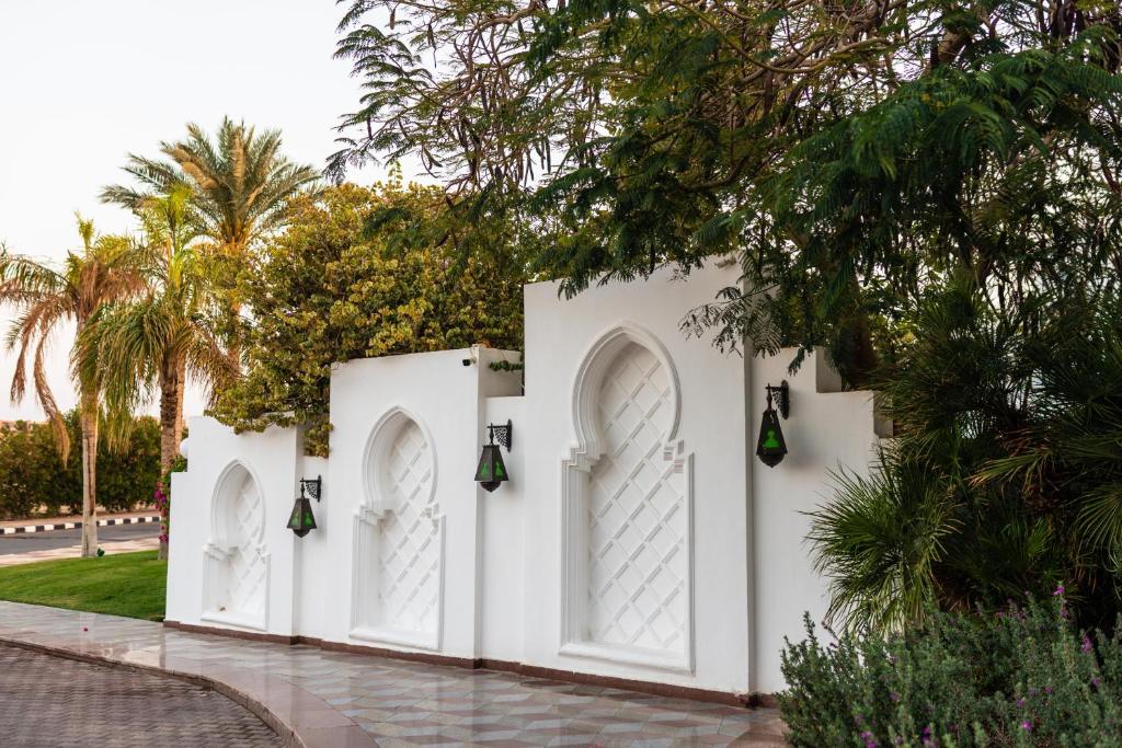 Baron Palms Resort eleganta balta siena ar arābu arhitektūras elementiem