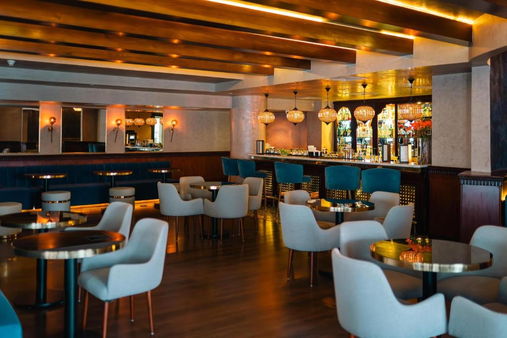 Eleganta bāra telpa Baron Palms Resort ar stilīgām mēbelēm.