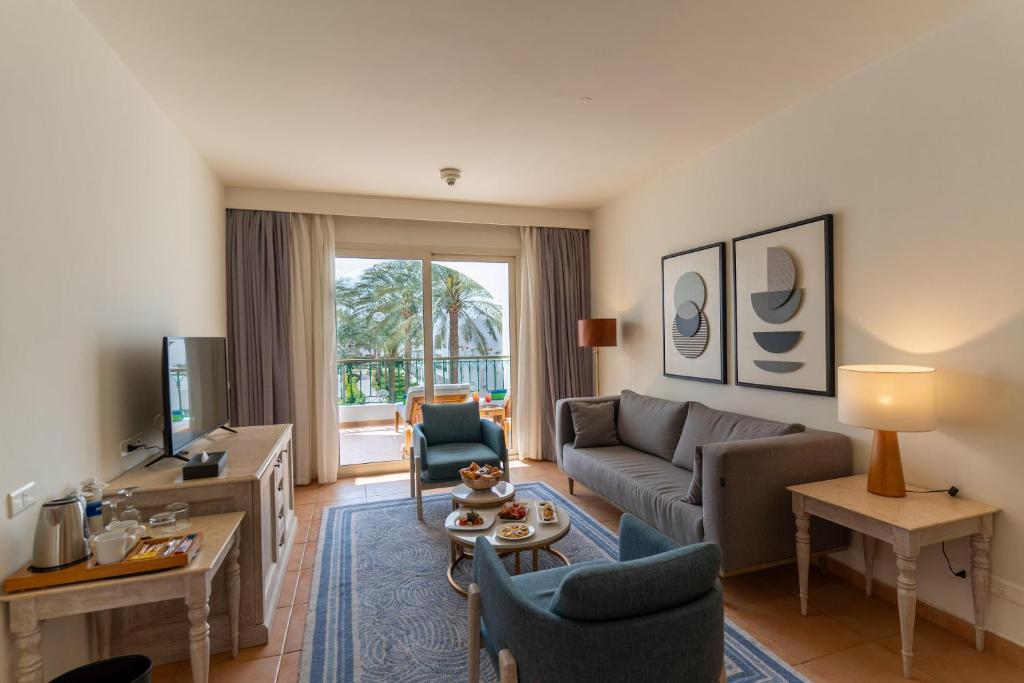 Mūsdienīgs viesnīcas numurs ar skatu uz dārzu pie Baron Palms Resort.