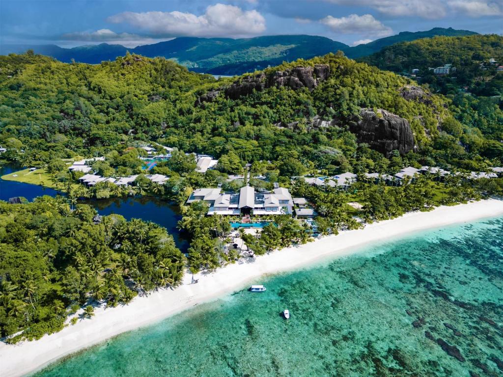 Kempinski Seychelles Resort panorāmas skats no putna lidojuma piekrastē