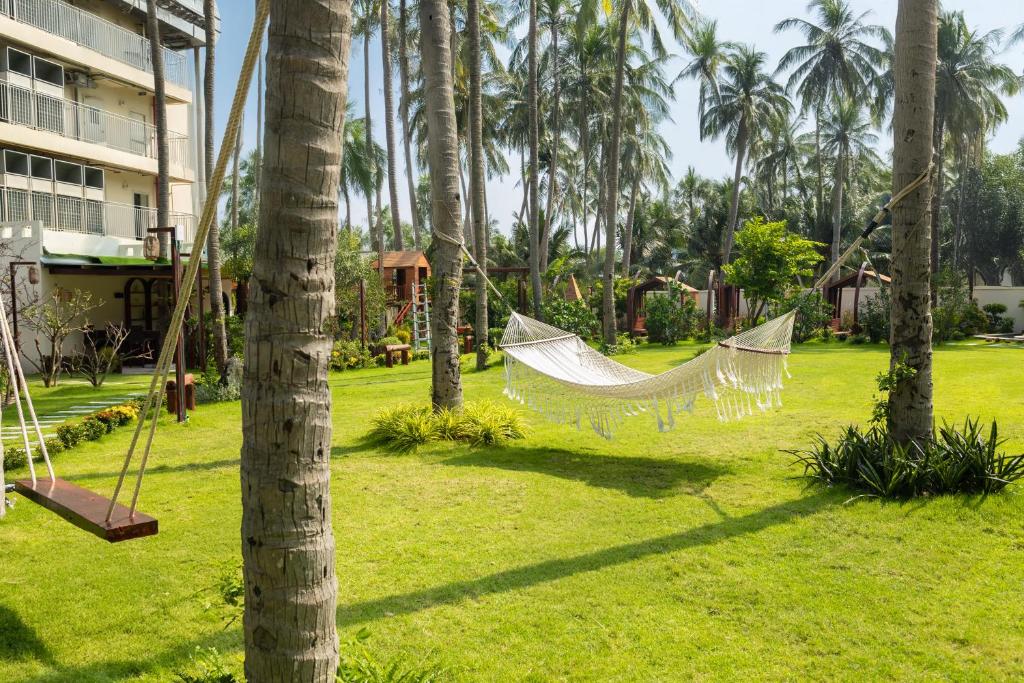 Vipol Muine Hotel & Spa dārzs ar šūpolēm un atpūtas tīklu