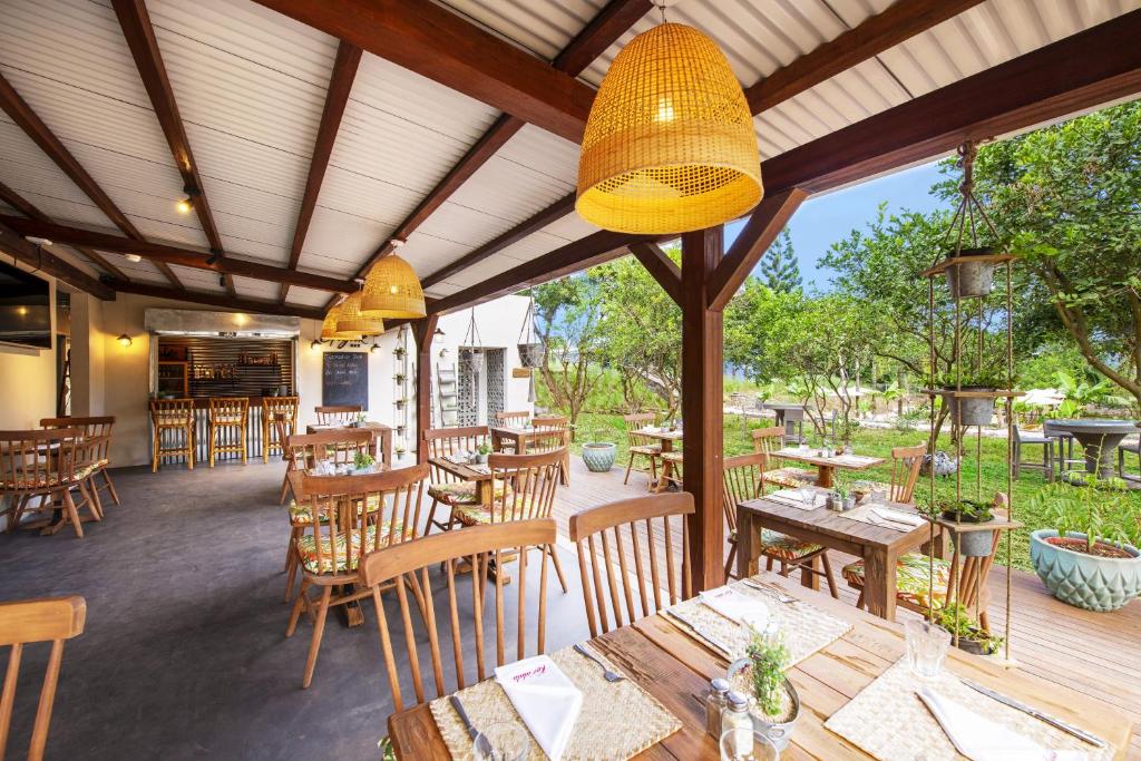 Kaz'alala Hosted B&B restorāns ar koka mēbelēm un dārzu