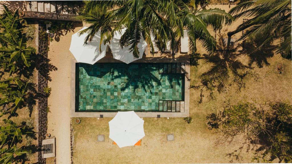 Kaz'alala Hosted B&B baseins ar saules nojumes piekrastē