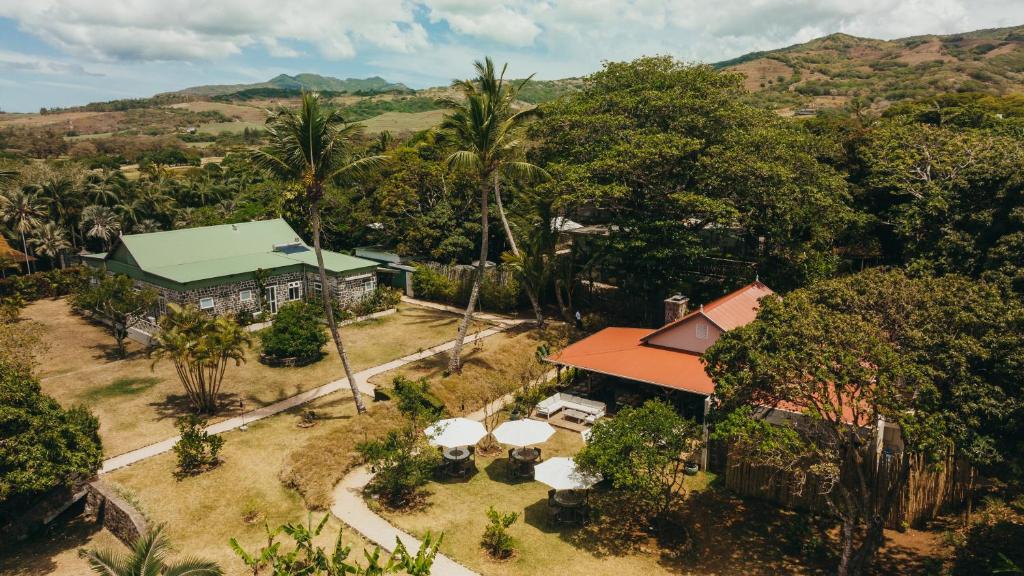 Kaz'alala Hosted B&B ainava ar zaļo jumtu un dārzu.