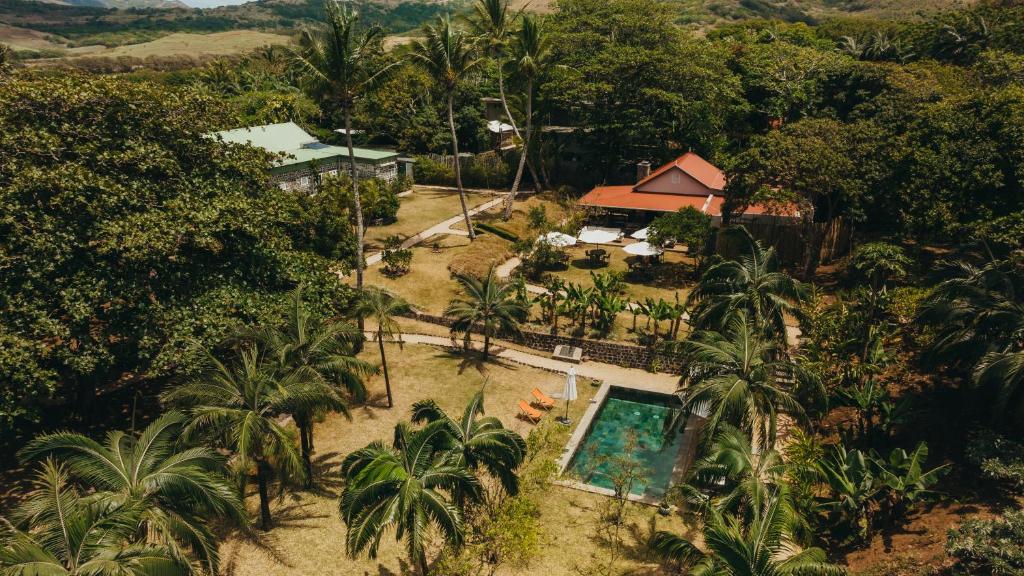 Kaz'alala Hosted B&B skaista ainava ar baseinu un tropu augiem