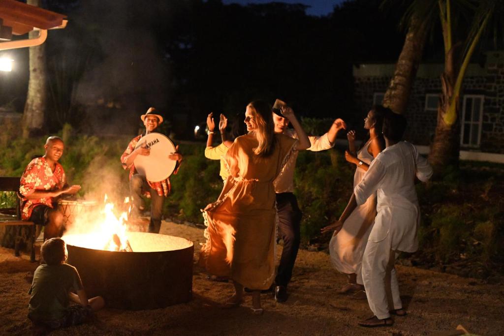 Viesi dejot ap ugunskuru Kaz'alala Hosted B&B