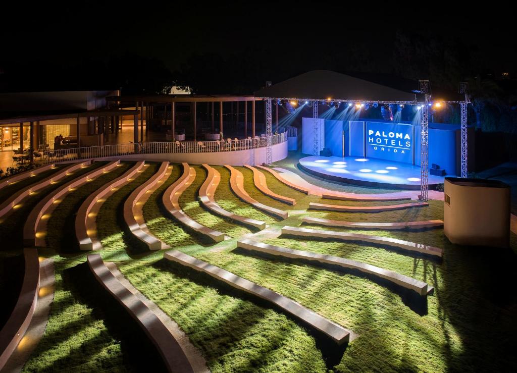 Paloma Grida amfiteātris nakts apgaismojumā