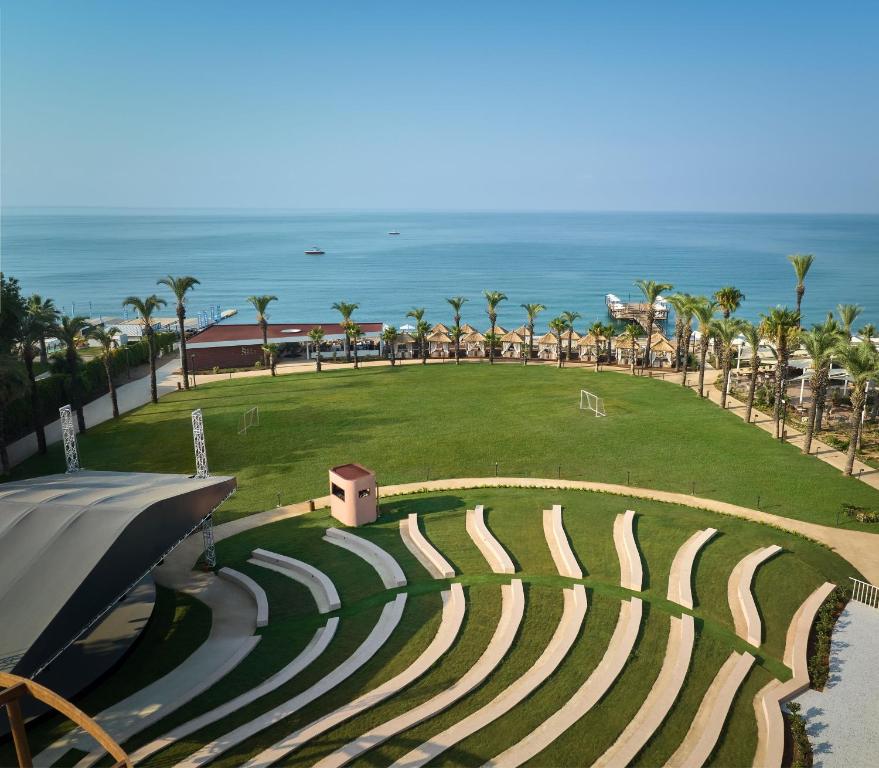 Paloma Grida piejūras skats ar amfiteātri un zaļajiem laukumiem