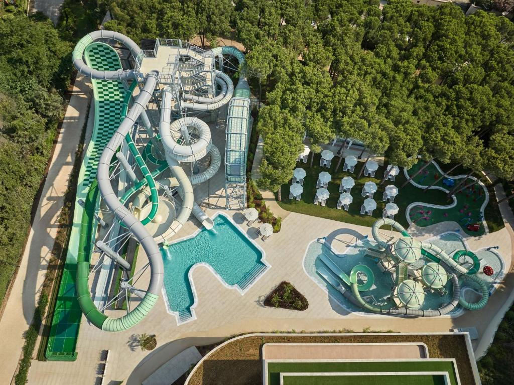 Paloma Grida ūdens atrakciju parks ar slidkalniņiem un baseiniem