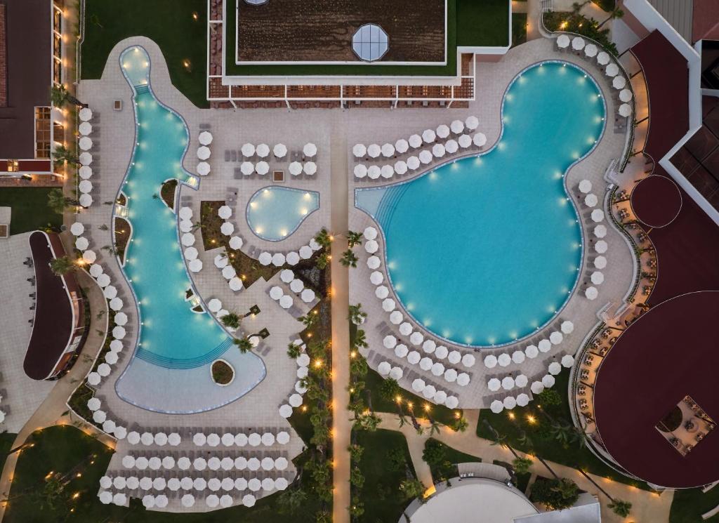 Paloma Grida baseinu komplekss no augšas, ar saulessargiem un terasēm.