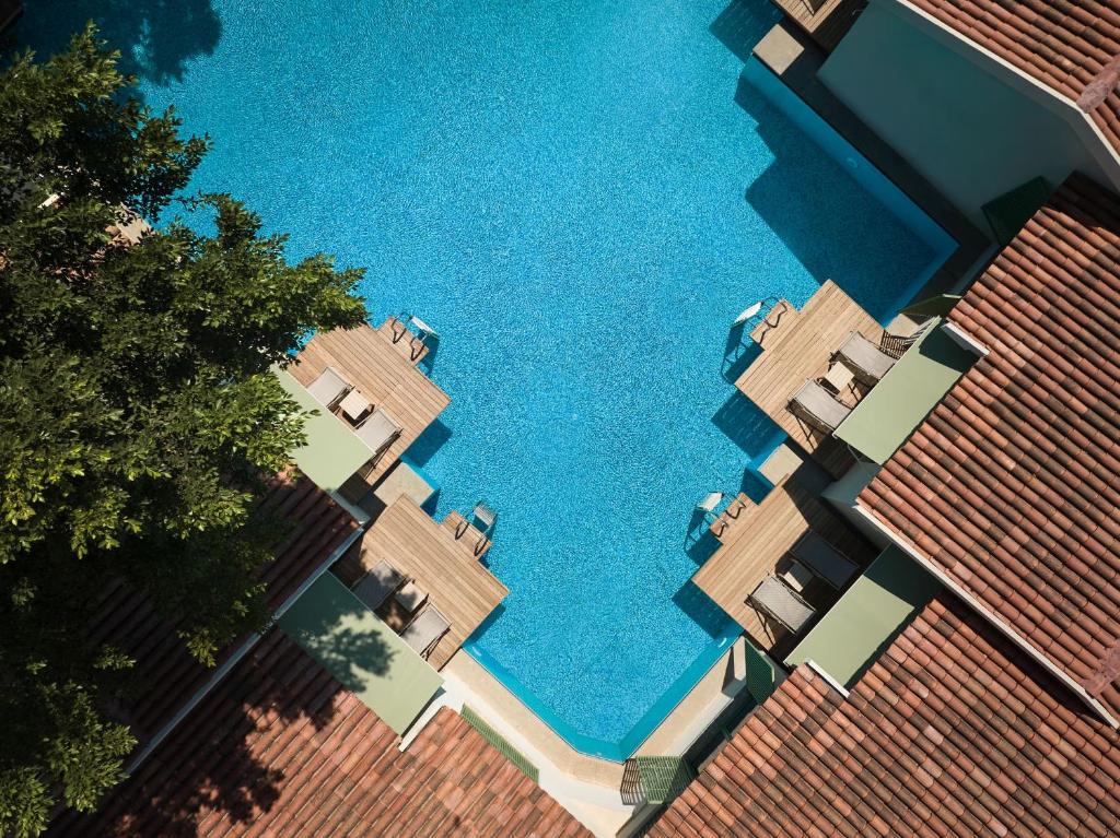 Paloma Grida baseins ar terasi un atpūtas krēsliem