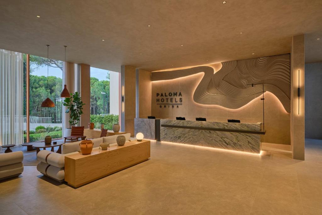 Paloma Grida viesnīcas moderna reģistratūra ar elegantām mēbelēm.