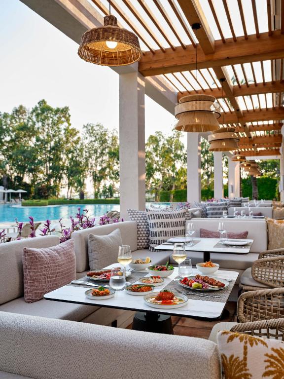 Restorāns pie baseina Paloma Grida viesnīcā ar elegantu terasi.