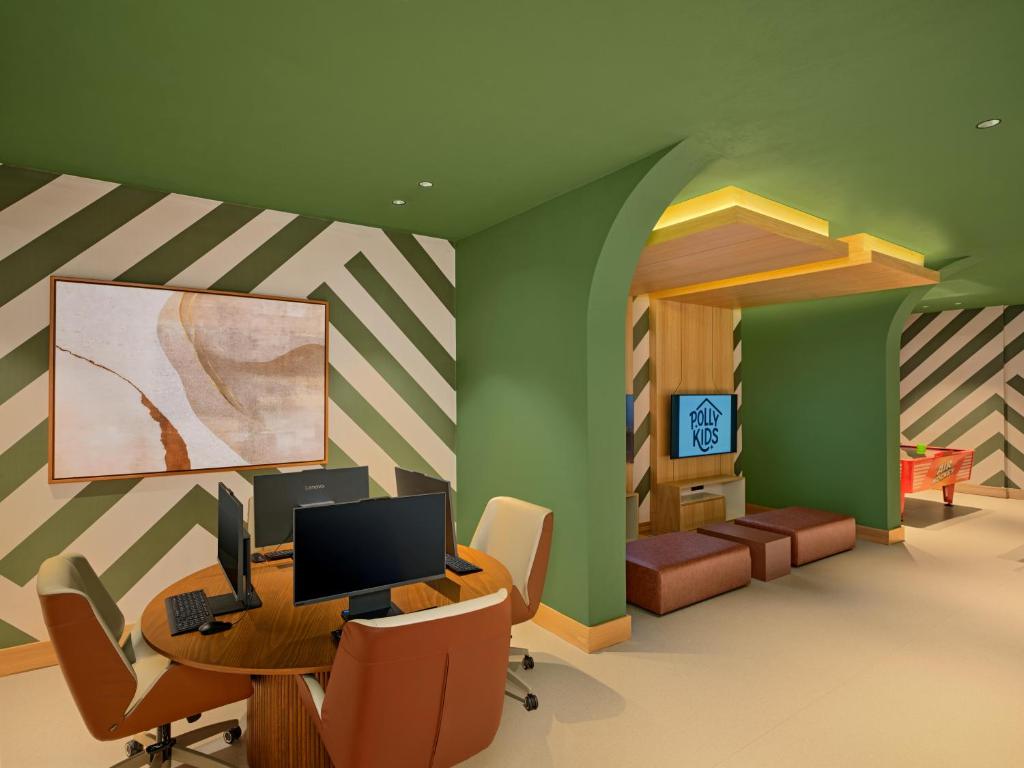 Bērnu spēļu zona ar datoriem viesnīcā Paloma Grida.